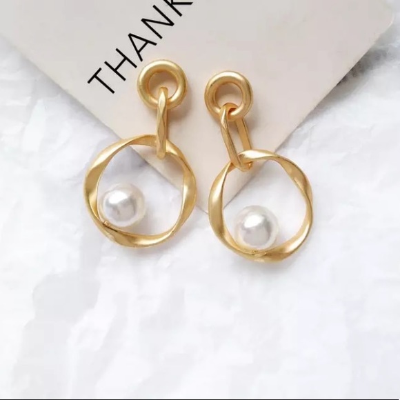 Gold Pearl stud earring - Picture 3 of 3